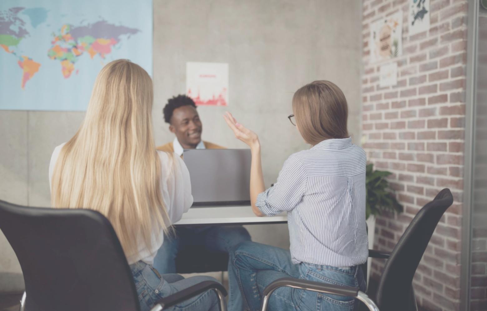 Espace de travail collaboratif chez acnovareza avec équipe en réunion stratégique